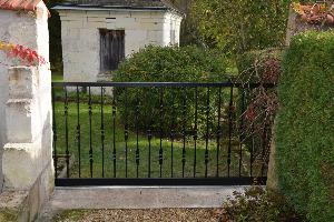 Portail en fer ferronnerie portail coulissant portillon de jardin grille coulissante barreau moulurés, motorisation du portail barriere acier cloture sur mesure fabrication francaise