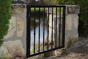 Portail portillon fer ferronnerie portail coulissant portillon de jardin grille coulissante barreau moulurés, motorisation du portail barriere acier sur mesure fabrication francaise