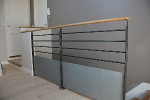 garde-corps métallique, barreaudé, rambarde, protection anti chute main courant en bois, grille, deco bois métal, garde-corps brut industrielle sur mesure filin inox type pont de bateau loft