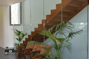 garde-corps vitré toute hauteur avec struture métallique cachée, maison d'architecte, contemporaine, loft, vitrage sur mesure, vitrage sécurit, rampe d'escalier