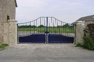 Portail fer ferronnerie portail deux vantaux portillon de jardin grille coulissante barreau moulurés, motorisation du portail barriere acier cloture sur mesure fabriqué en france