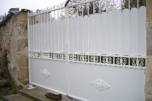 Portail fer ferronnerie portail deux vantaux bareaudé toles festonnes festonnage portillon de jardin grille coulissante barreau rond carré, motorisation du portail barriere acier cloture portail tolé, herse défensive portail industriel thermolaqué portail