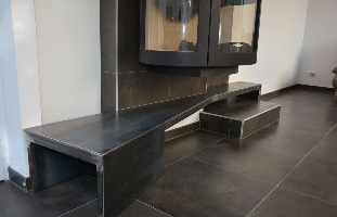 Banc en métal brut esprit loft assise deco métal design poele a bois escalier marche métallique