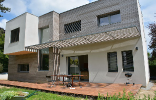 Menuiserie métallique Brise soleil, pare soleil, suspente filin cable inox,remplissage late de bois ajourées, pergola, tonnelle, métal design, deco terrasse charpente métallique