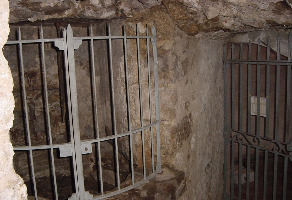 Grille en ferronerie barreaudée cintré pou rprotèger des chutes dans un puit