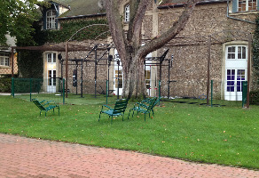 Struture métallique de type pergola, auvent, cintrage de tubes sur mesure pour épouser parfaitement la facade du batiment classé, Paris Country Club de Rueil-Malmaison.
