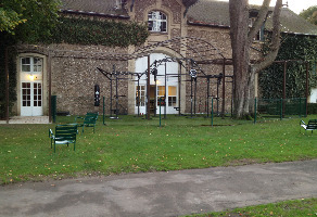 Struture métallique de type pergola, auvent, cintrage de tubes sur mesure pour épouser parfaitement la facade du batiment classé, Paris Country Club de Rueil-Malmaison.
