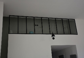 Ménuiserie métallique acier, porte d'intérieure, cloison intérieure, structure acier brut type loft sur mesure, vitrage sécurit, verrière type atelier d'artiste francation francaise profil métallique tres fin type fineline